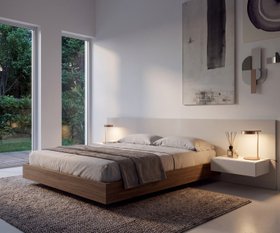 Modernes Schlafzimmer mit hängendem Nachttisch und Bett