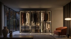 Begehbarer Kleiderschrank mit Beleuchtung und Glastueren