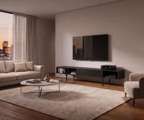 Modernes dunkles TV Lowboard im Luxus Wohnzimmer