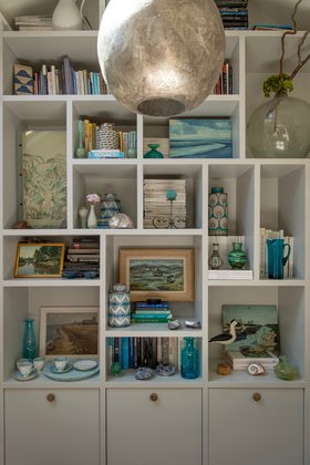 Bookshelf styling