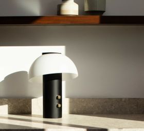 LAMPE À POSER, PICCOLO AVEC ENCEINTE INTÉGRÉE, NOIR ET OR, IP40, LED, DIM, 2700K, 1000 LM, Ø23CM, H30CM - JAUNE FABRIQUE