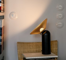 LAMPE À POSER, IRIS, LAQUÉ NOIR SATINÉ ET LAITON BROSSÉ VERNI, LED, 3000K, 850 LM, Ø21CM, H31,5CM - BROSSIER SADERNE