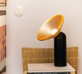LAMPE À POSER, IRIS, LAQUÉ NOIR SATINÉ ET LAITON BROSSÉ VERNI, LED, 3000K, 850 LM, Ø21CM, H31,5CM - BROSSIER SADERNE