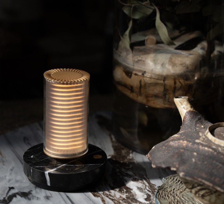 Lampe, Baladeuse, Frechin à table, marbre noir, finition or, LED, dim, 2200K, 100 lm, Ø13cm, H16,6cm - DCW éditions Paris