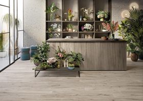 Pavimenti effetto legno rovere grigio per negozi Keope Unica Grey