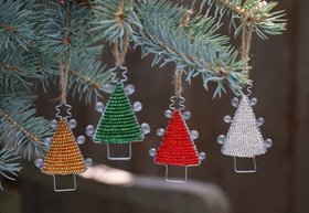 Anhänger TANNENBAUM 8,5 cm aus Draht & Perlen