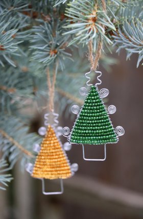 Anhänger TANNENBAUM 8,5 cm aus Draht & Perlen