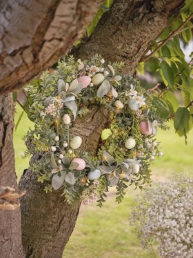 Cosy Easter Picnic with Glowing Flower & Egg Wreath