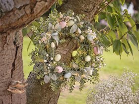 Cosy Outdoor Easter Decoration with Glowing Flower & Egg Wreath