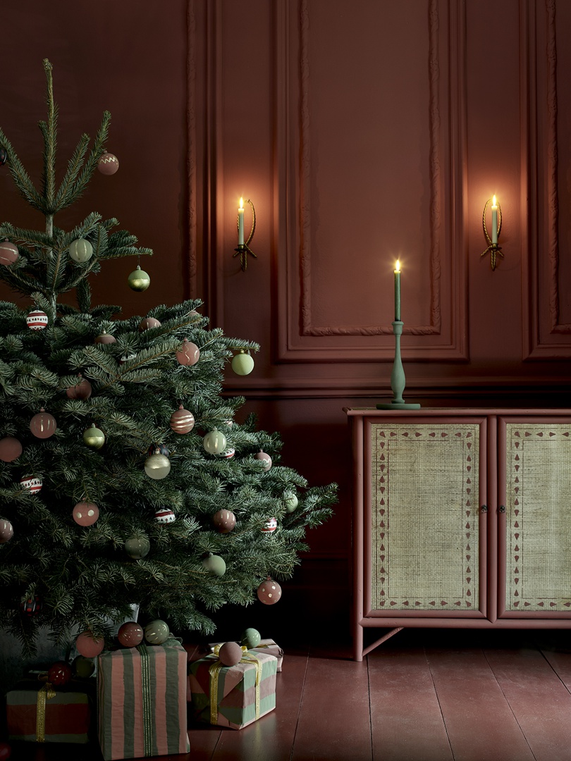 Annie Sloan   Christmas   Living Room   Primer Red Wall Paint, Primer Red Chalk Paint, Faux Bone Inlay Stencil   Lifestyle   Portrait (2)