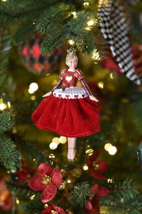 END SEP '25: Resin Queen of Hearts w Velvet Skirt Dec, Lge, £8.99
