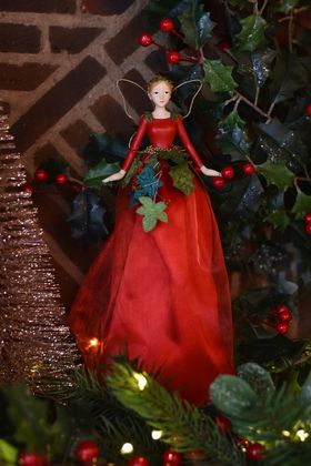 END SEP '25: Holly & Ivy Red Resin/Fabric Tree Topper, Sml, £16.99