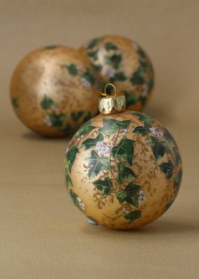 END SEP '25: Antique Gold Ivy Leaves Glass Ball, £5.99