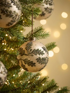 COX&COX Four Large Oak Leaf Glass Baubles 1050861