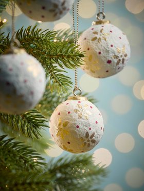 COX&COX Four Handpainted Flower Pape Mache Baubles - White 1053973
