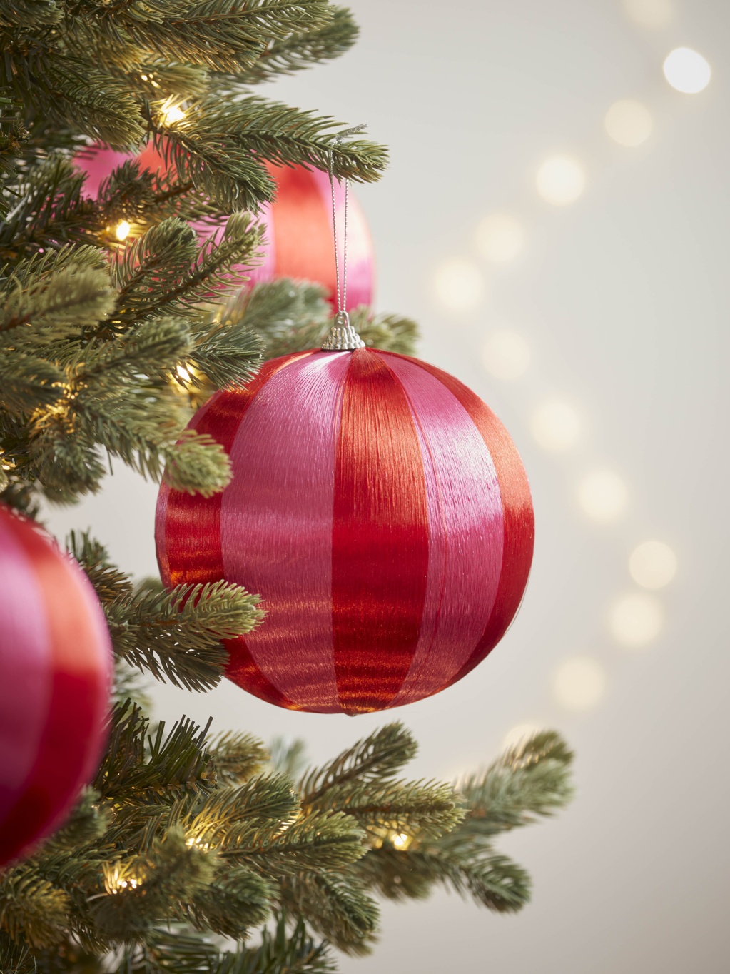COX&COX Three Oversized Shatterproof Threaded Baubles - Fuchsia