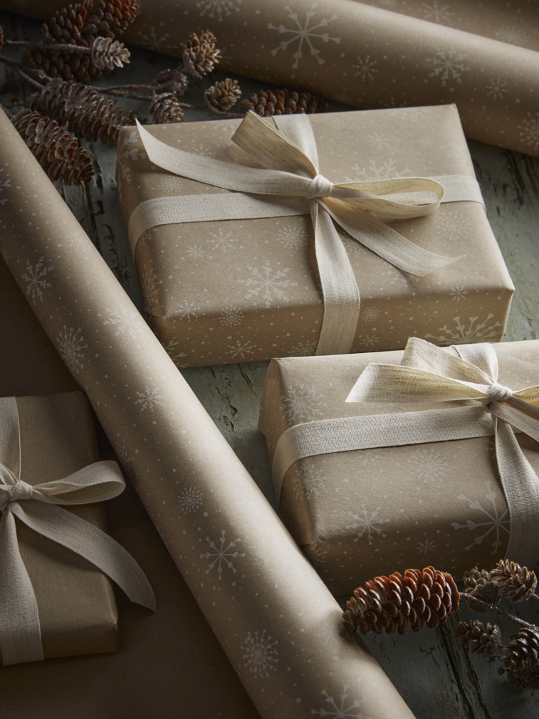 COX&COX Winter Snowflakes Wrapping Paper - 5m