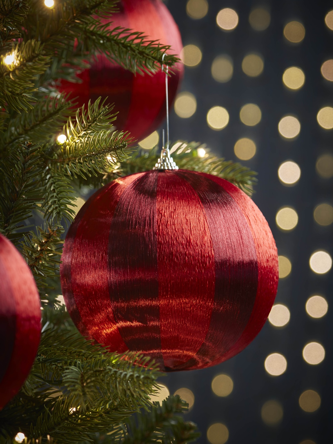 COX&COX Three Oversized Shatterproof Threaded Baubles - Festive Red 1050385