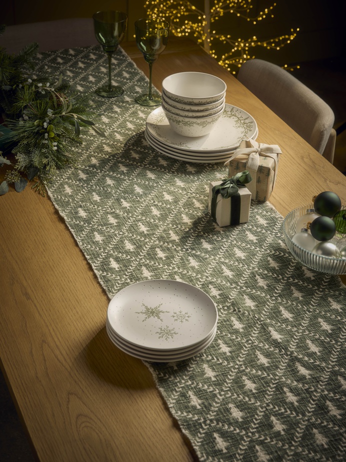 COX&COX Frayed Edge Christmas Tree Table Runner