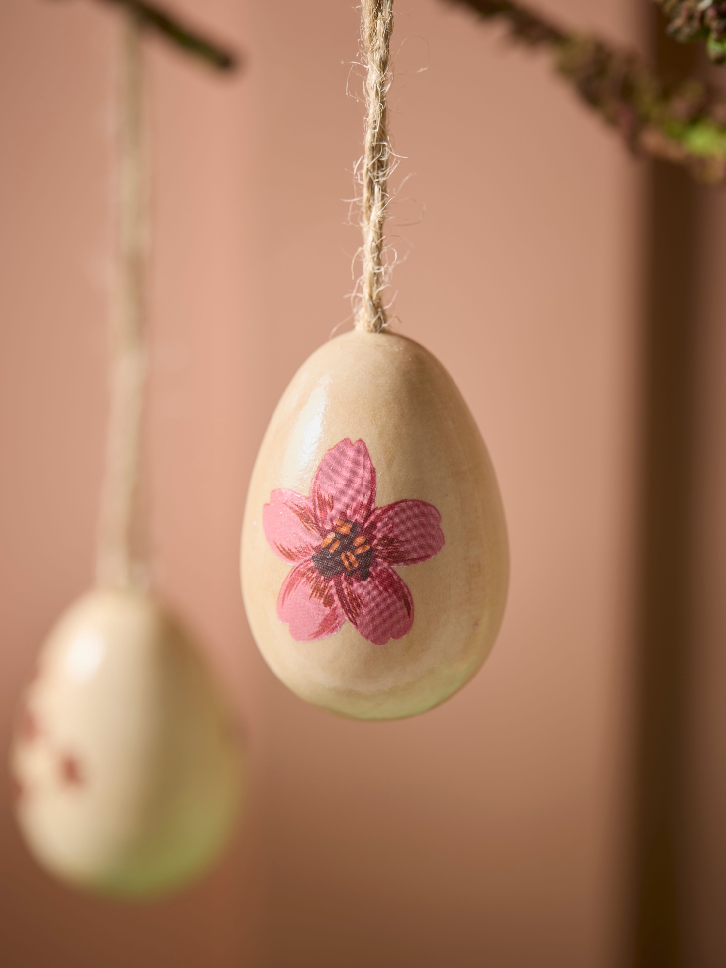 COX&COX Three Hanging Wooden Eggs 1152891