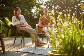 COMPO Ein Paar sitzt auf einer Terrasse