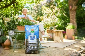 COMPO BIO AQUA DEPOT® Universalerde im Garten