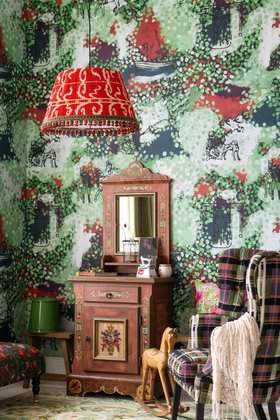 TRANSYLVANIAN RHAPSODY Anniversary Lifestyle Collection, CASTLE’S GARDEN WALLPAPER, Lifestyle Portrait