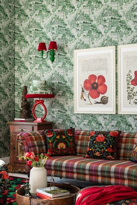 TRANSYLVANIAN RHAPSODY Anniversary Lifestyle Collection, HAVERZHAKAN TAUPE WALLPAPER, Lifestyle Portrait