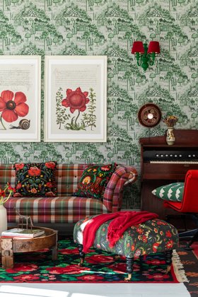 MINDTHEGAP Wallpaper, TRANSYLVANIAN RHAPSODY Anniversary Collection, HAVERZHAKAN Taupe Wallpaper, Lifestyle Portrait