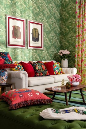 MINDTHEGAP Wallpaper, TRANSYLVANIAN RHAPSODY Anniversary Collection, HAVERZHAKAN Zephyr Wallpaper, Lifestyle Portrait