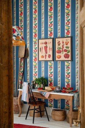 MINDTHEGAP Wallpaper, TRANSYLVANIAN RHAPSODY Anniversary Collection, DAINTY FLOWERING Azure Wallpaper, Lifestyle Portrait