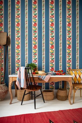 MINDTHEGAP Wallpaper, TRANSYLVANIAN RHAPSODY Anniversary Collection, DAINTY FLOWERING Azure Wallpaper, Lifestyle Portrait