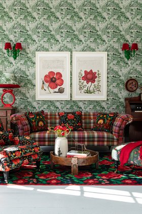 MINDTHEGAP Wallpaper, TRANSYLVANIAN RHAPSODY Anniversary Lifestyle Collection, HAVERZHAKAN TAUPE WALLPAPER, Lifestyle Portrait