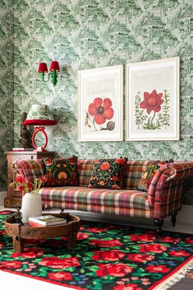 MINDTHEGAP Furniture, Chesterfield Sofa KERSCHDORF Plaid Carrot Woven Fabric Front FR00103 FB00199 Lifestyle Portrait