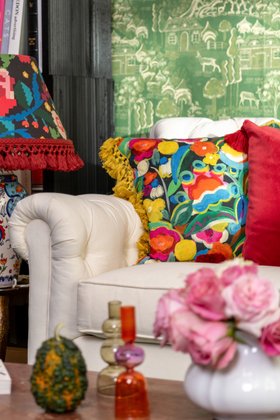 MINDTHEGAP Cushions, QUEEN'S GARDEN Cushion LC40272 Lifestyle Portrait