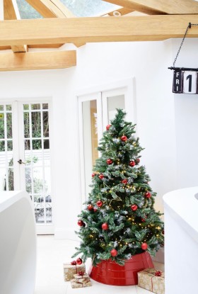 Charlton Island Metal Christmas Tree Skirt