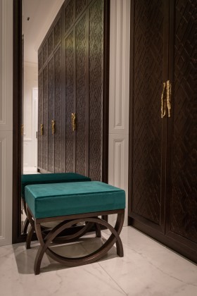 Modern Hall Entrance with the Kesya Cabinet Hardware