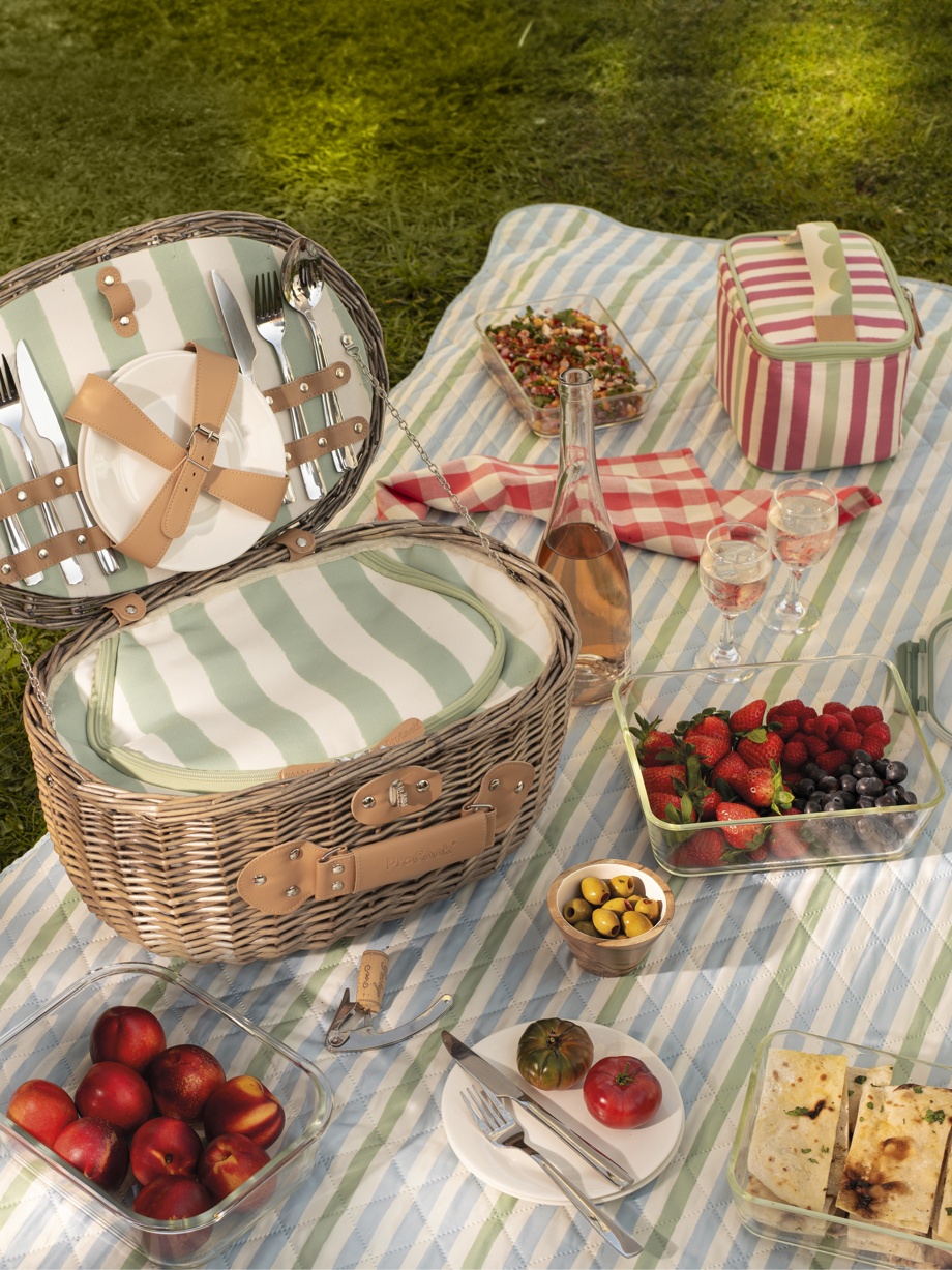 ProCook SS26 Picnic Range. Picnic Basket Oval Green