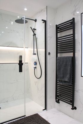 Matki EauZone Hinged Door With Hinge Panel And Inline Panel For Recess with Matt Black finish (right side view)