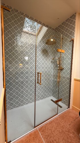 Matki EauZone Shower with Hinge Door in Living Brass