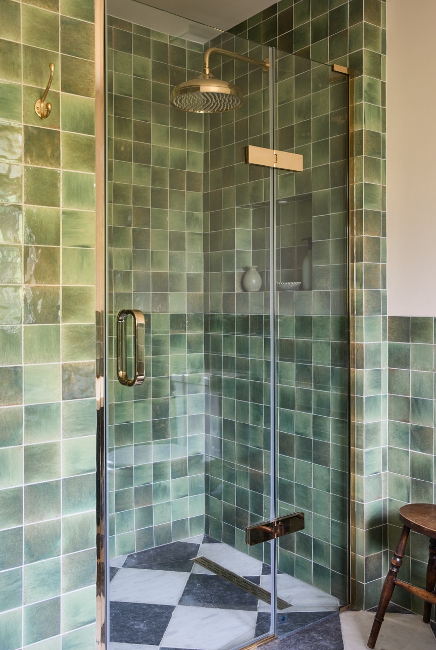 Matki EauZone hinge shower door with polished gold handle