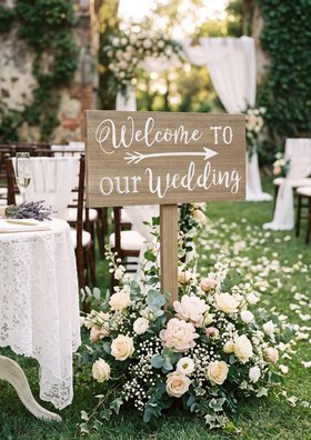 Homescapes Wooden Welcome Wedding Arrow Sign - Brown