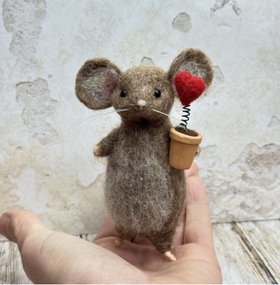 Little Welsh Mice – Cariad – Handmade Needle-Felted Mouse with Welsh Name Tag