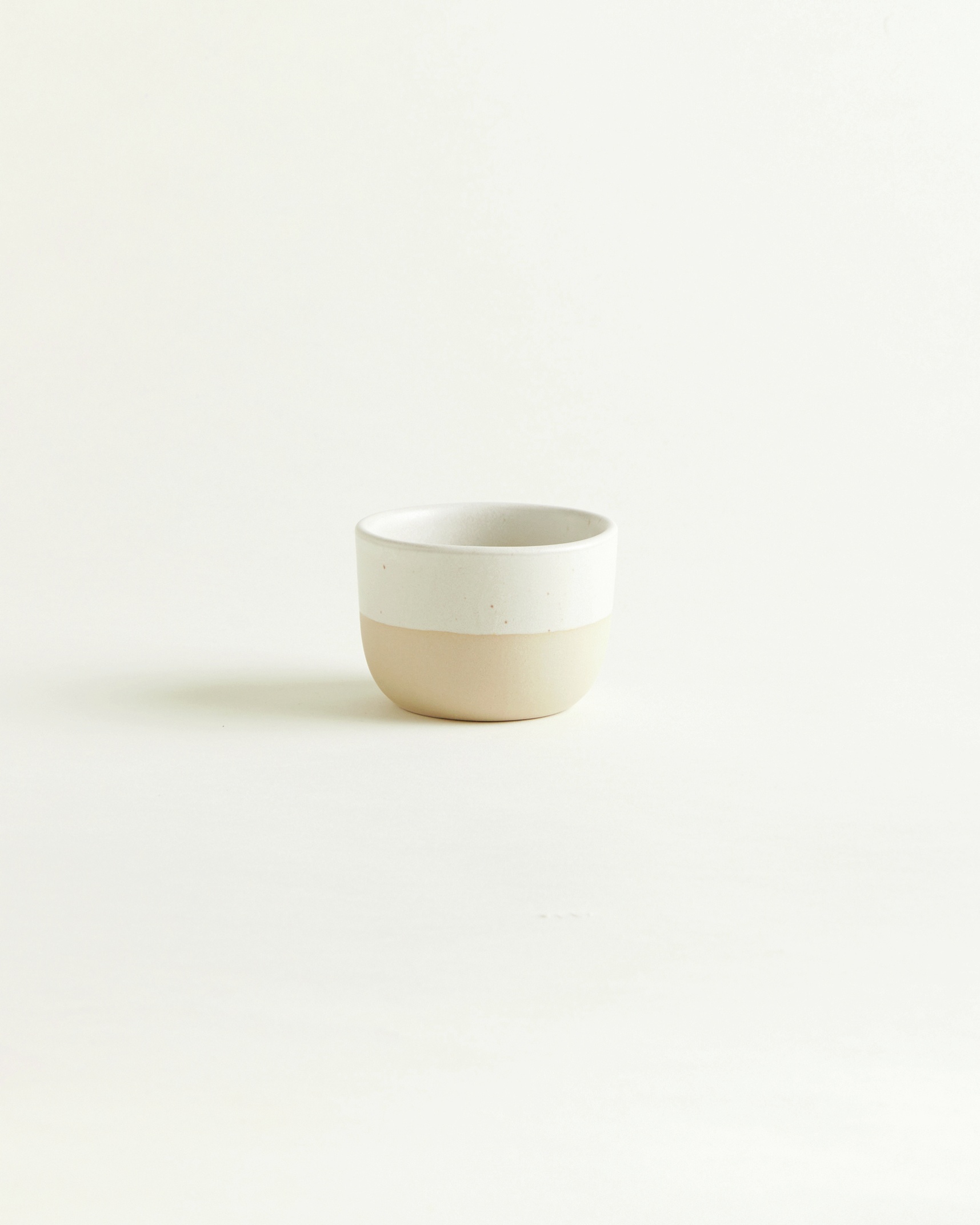 KLEINER BECHER NATURWEISS DIPPED