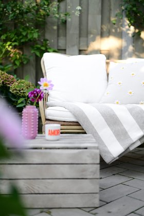 riema sommerdecke STINE auf der sommerlichen Terrasse