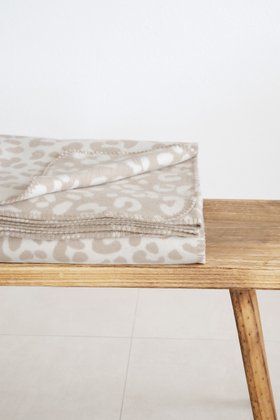 RIEMA XL Kuscheldecke LIA aus recycelter Baumwolle mit Leo Print, Made in Germany