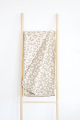 RIEMA XL Kuscheldecke LIA aus recycelter Baumwolle mit Leo Print, Made in Germany