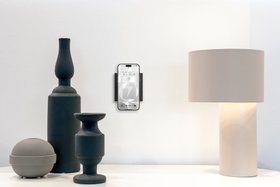 JUNG Magnetic Charger mit Smartphone