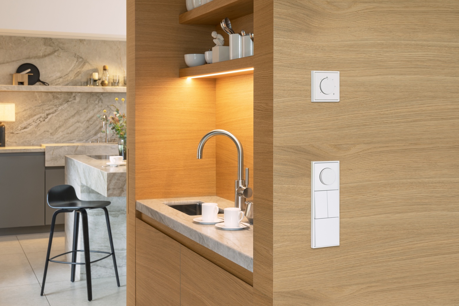 JUNG Raumthermostat im Schalterprogramm LS 990 in Alpinweiß