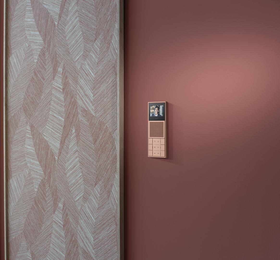 Die Innenstationen von JUNG lassen sich harmonisch mit anderen Produkten der Les Couleurs® Le Corbusier Netzwerkpartner, wie Wandfarben und Tapeten, kombinieren. (